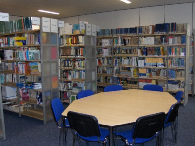Arbeitstisch in der Bibliothek