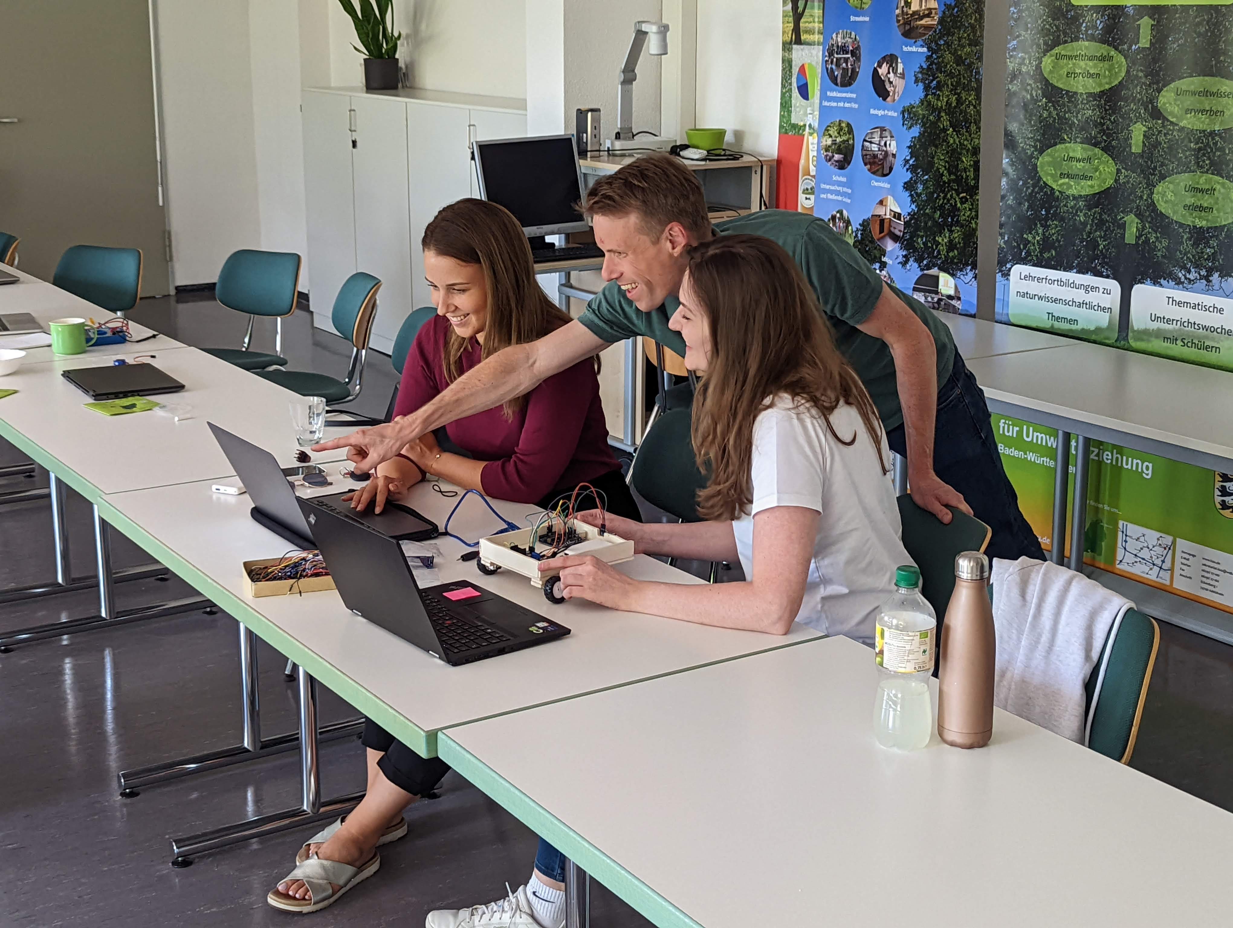 Gruppe beim Programmieren