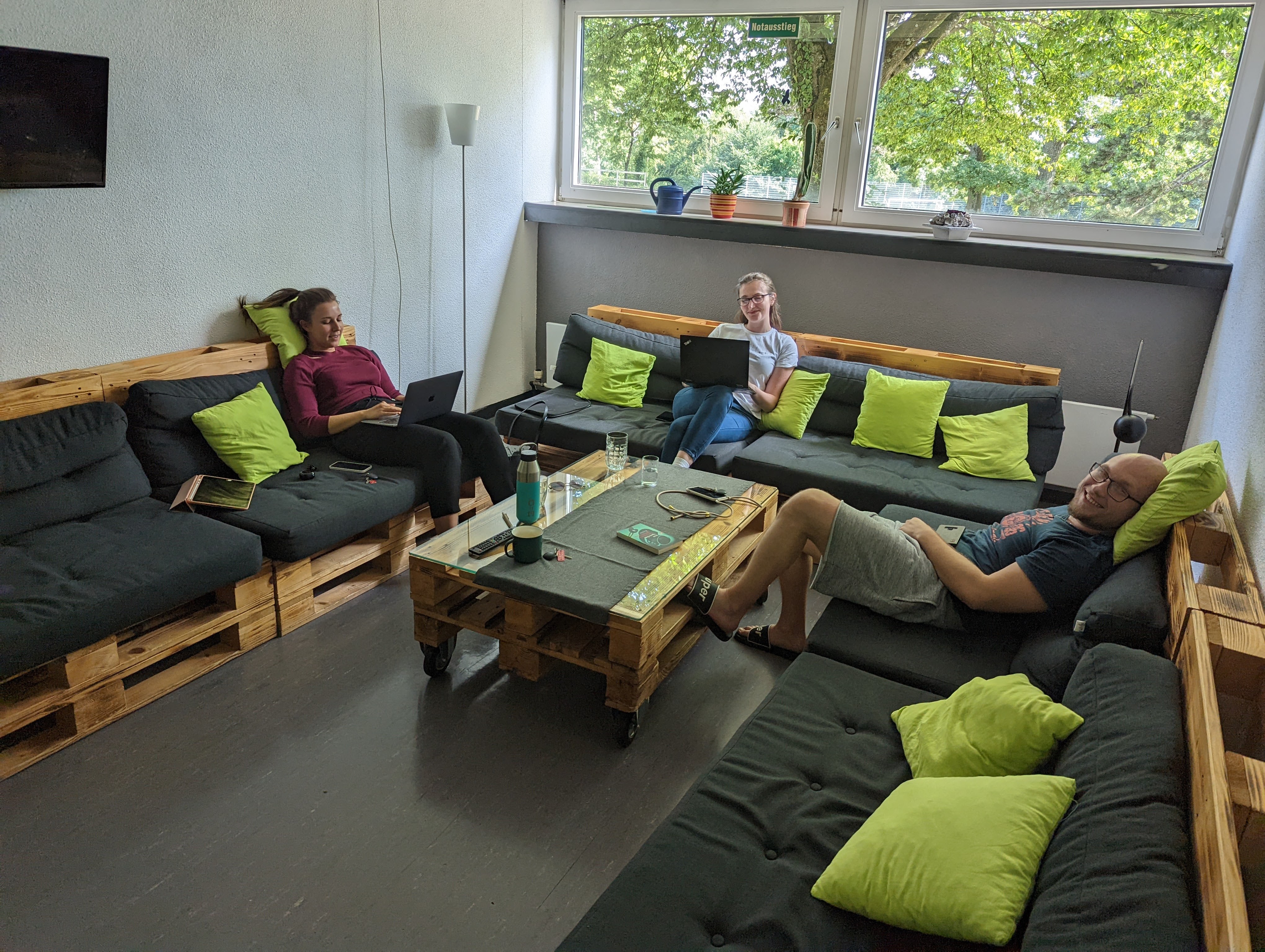 Gruppe programmiert im Aufenthaltsraum