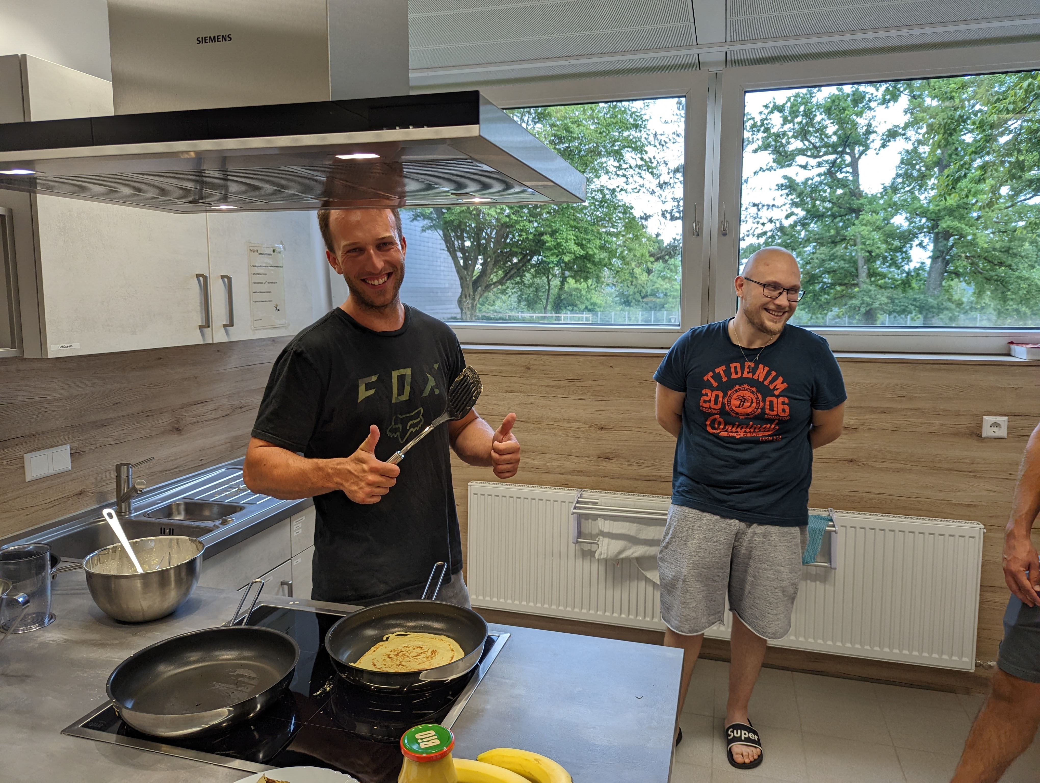 Personen beim Pfannkuchenbacken